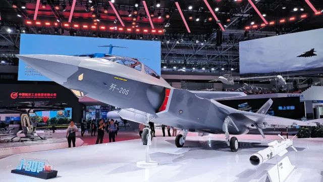 China presenta su caza J-20S biplaza en la feria de Zhuhai 2024