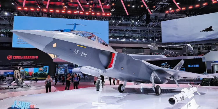 China presenta su caza J-20S biplaza en la feria de Zhuhai 2024