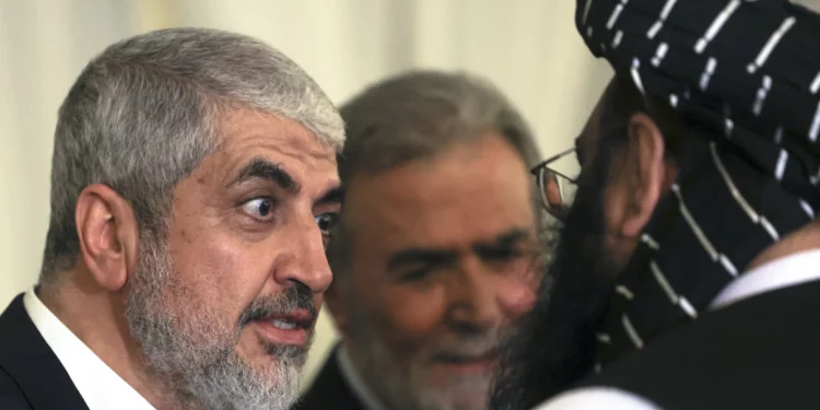 El alto funcionario de Hamás Khaled Meshaal (izq.) y Ziyad al-Nakhalah (centro), secretario general del movimiento Jihad Islámica Palestina, durante el funeral del líder de Hamás asesinado Ismail Haniyeh, en la capital de Qatar, Doha, el 2 de agosto de 2024. (Foto de Mahmud Hams / AFP)