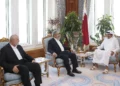 El emir Tamim bin Hamad al-Thani (izq.), gobernante de Qatar desde 2013, en una reunión con los líderes de Hamás Ismail Haniyeh (der.) y Khaled Mashal en Doha, el 17 de octubre de 2016 (documento del gobierno de Qatar)