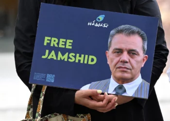 Un manifestante sostiene una fotografía del iraní-alemán Jamshid Sharmahd, que en ese momento se enfrentaba a una sentencia de muerte en Irán, y con la inscripción “Liberen a Jamshid” durante una manifestación por su liberación frente al Ministerio de Asuntos Exteriores alemán en Berlín, el 31 de julio de 2023. (Ina Fassbender/AFP)