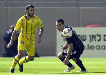 El centrocampista del Besiktas, Ekrem Dag (derecha), compite con el delantero del Maccabi Tel-Aviv, Roberto Colautti (izquierda), durante un partido de fútbol del Grupo E de la UEFA Europa League en el Estadio Bloomfield en Tel Aviv el 1 de diciembre de 2011. (Jack Guez/AFP/Archivo)