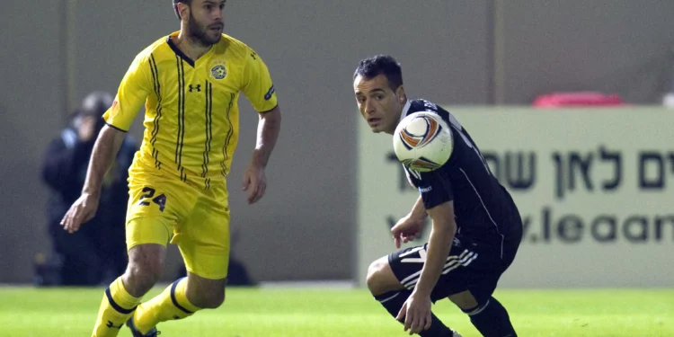 El centrocampista del Besiktas, Ekrem Dag (derecha), compite con el delantero del Maccabi Tel-Aviv, Roberto Colautti (izquierda), durante un partido de fútbol del Grupo E de la UEFA Europa League en el Estadio Bloomfield en Tel Aviv el 1 de diciembre de 2011. (Jack Guez/AFP/Archivo)