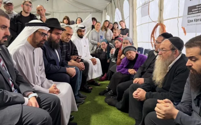 Funcionario emiratí visita Israel para condolencias por rabino asesinado