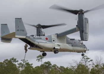 Los infantes de marina del Grupo de Entrenamiento de Operaciones Expedicionarias realizan técnicas de suspensión con cuerdas de helicóptero desde un helicóptero Osprey V-22 de la Fuerza de Autodefensa Terrestre de Japón en Stone Bay, Base del Cuerpo de Marines de Camp Lejeune, Carolina del Norte, el 12 de febrero de 2020. (Foto del Cuerpo de Marines de EE. UU. por el cabo Ethan Pumphret)