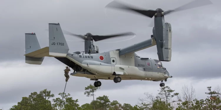 Los infantes de marina del Grupo de Entrenamiento de Operaciones Expedicionarias realizan técnicas de suspensión con cuerdas de helicóptero desde un helicóptero Osprey V-22 de la Fuerza de Autodefensa Terrestre de Japón en Stone Bay, Base del Cuerpo de Marines de Camp Lejeune, Carolina del Norte, el 12 de febrero de 2020. (Foto del Cuerpo de Marines de EE. UU. por el cabo Ethan Pumphret)