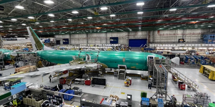 Maquinistas de Boeing ponen fin a la huelga y reanudan programas KC-46 y P-8