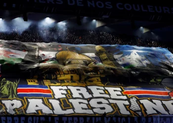 Aficionados del PSG despliegan pancarta gigante “Palestina libre” antes de partido Francia-Israel