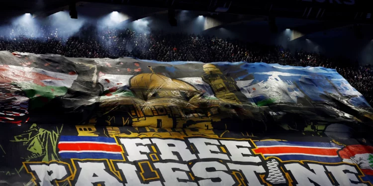 Aficionados del PSG despliegan pancarta gigante “Palestina libre” antes de partido Francia-Israel