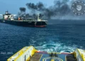 Petrolero griego atacado por hutíes inicia transferencia de carga en Suez Un petrolero de bandera griega, que había sido capturado por los islamistas hutíes de Yemen y remolcado para evitar un desastre ecológico, comenzó a transferir su carga el jueves, según lo reportado por la agencia de noticias estatal ANA. La operación consistió en trasladar más de un millón de barriles de petróleo, un proceso que podría tomar entre tres y cuatro semanas. El Sounion, como se llama el buque, sufrió un incendio y una pérdida de energía tras ser atacado el 21 de agosto, mientras navegaba cerca de la costa de Hodeida, una ciudad portuaria bajo control de los hutíes. Al día siguiente, los 25 tripulantes fueron rescatados. Los rebeldes afirmaron que colocaron explosivos en la cubierta del barco, lo que provocó la propagación de nuevos incendios. Según el informe de ANA, la transferencia de la carga de 150.000 toneladas de crudo comenzó en un “fondeadero seguro” ubicado en el puerto de Suez. “El barco está en Suez y, dado que se encuentra en un fondeadero seguro, ya no está bajo nuestra vigilancia”, comentó una fuente del Ministerio de Marina Mercante de Grecia a la agencia AFP. Fuentes ministeriales indicaron que la operación de descarga comenzó el jueves, y que la duración estimada para completar el proceso será de entre tres y cuatro semanas. En septiembre, la agencia de seguridad marítima de la UE, Aspides, señaló que el Sounion no estaba bajo su protección en el momento del ataque. “El rumbo original del barco era un misterio”, comentó una fuente ministerial a la AFP. “Nos informaron que se dirigía de Irak a Singapur, pero si ese fuera el caso, ¿cómo terminó en el mar Rojo?”. El esfuerzo por remolcar el barco hacia un lugar seguro en septiembre incluyó el uso de un remolcador escoltado por tres fragatas, helicópteros y un equipo de fuerzas especiales, según ANA. Los expertos advirtieron que, si el barco se hubiera hundido o explotado, podría haber causado un derrame de petróleo hasta cuatro veces mayor que el desastre del Exxon Valdez en 1989, ocurrido frente a las costas de Alaska. La fuerza naval de la UE, establecida en febrero, fue creada para proteger los buques mercantes en el mar Rojo de los ataques de los hutíes. Desde que comenzó la guerra en Gaza en octubre, los hutíes han atacado a más de 80 buques mercantes utilizando misiles y drones. Este aumento de ataques ocurrió después de que el grupo terrorista Hamás llevara a cabo un ataque contra Israel, y provocó la muerte de unas 1.200 personas y la toma de 251 rehenes. A lo largo de esta campaña, los rebeldes han logrado apoderarse de un buque, hundir dos más y causar la muerte de cuatro marineros. Sin embargo, varios de los misiles y drones que lanzaron han sido interceptados por una coalición liderada por Estados Unidos en el mar Rojo o no lograron alcanzar sus objetivos, que incluían buques militares occidentales. Los hutíes justifican sus ataques a barcos vinculados a Israel, Estados Unidos o Reino Unido, argumentando que buscan presionar a Israel para que ponga fin a sus operaciones contra Hamás en Gaza. No obstante, muchos de los buques atacados tienen escasa o ninguna relación con la guerra, como algunos que se dirigían a Irán. Como respuesta, Estados Unidos, apoyado por sus aliados liderados por Gran Bretaña, ha realizado ataques aéreos repetidos contra bases de los hutíes en Yemen.