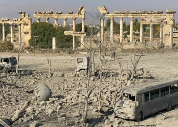 Esta imagen muestra la destrucción en el lugar de un ataque aéreo israelí que tuvo como blanco a Baalbek, en el valle oriental de Bekaa, en Líbano, con el templo romano de la antigua ciudad, que no se vio dañado por el ataque, al fondo, el 7 de noviembre de 2024, en medio de la guerra en curso entre Israel y el grupo terrorista Hezbolá. (Sam Skaineh/AFP)