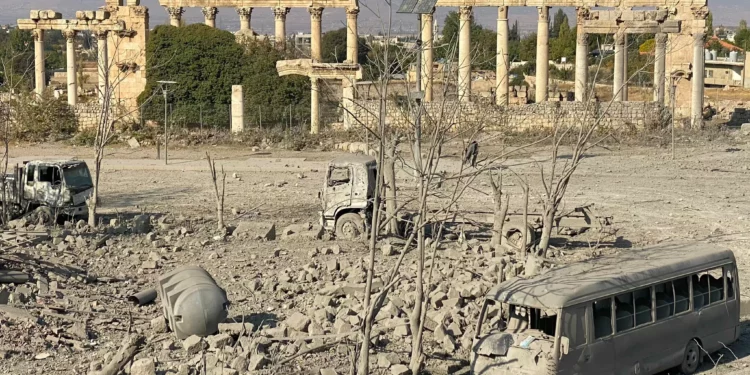 Esta imagen muestra la destrucción en el lugar de un ataque aéreo israelí que tuvo como blanco a Baalbek, en el valle oriental de Bekaa, en Líbano, con el templo romano de la antigua ciudad, que no se vio dañado por el ataque, al fondo, el 7 de noviembre de 2024, en medio de la guerra en curso entre Israel y el grupo terrorista Hezbolá. (Sam Skaineh/AFP)