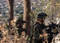 Mueren seis soldados israelíes en enfrentamiento con Hezbolá en el Líbano El ejército israelí informó el miércoles que seis soldados israelíes murieron en un combate contra fuerzas de Hezbolá, mientras las tropas israelíes seguían avanzando más profundamente en el sur del Líbano en medio de un aumento de la violencia. A pesar de esto, los funcionarios expresaron un cauteloso optimismo sobre las negociaciones de un posible alto el fuego. El choque ocurrió cuando las fuerzas cruzaban hacia una segunda línea de aldeas más allá de la frontera, y las Fuerzas de Defensa de Israel (FDI) confirmaron que la operación terrestre en el sur del Líbano se había expandido. Esta jornada fue una de las más letales desde que la operación contra Hezbolá comenzó a finales de septiembre. Las víctimas fueron identificadas como: el Capitán Itay Marcovich, de 22 años, originario de Kohav Ya'ir; el Sargento de Estado Mayor Sraya Elboim, de 21 años, de Mehola; el Sargento de Estado Mayor Dror Hen, de 20 años, de Gan Haim; el Sargento Nir Gofer, de 20 años, de Dimona; el Sargento Shalev Itzhak Sagron, de 21 años, de Sderot; y el Sargento Yoav Daniel, de 19 años, de Nahariya. Todos ellos pertenecían al 51º Batallón de la Brigada Golani, según informó el ejército. De acuerdo con una investigación preliminar realizada por las FDI, los soldados murieron en un intercambio de disparos con al menos cuatro terroristas de Hezbolá que se encontraban dentro de un edificio en una aldea del sur del Líbano. En el incidente, otro soldado resultó gravemente herido. Israel intensifica ataques tras la muerte de seis soldados en combate Los cuatro miembros de Hezbolá que participaron en el tiroteo fueron abatidos posteriormente, según informó la emisora pública Kan. Este fue el segundo día más mortífero para las FDI desde el 2 de octubre, cuando murieron ocho soldados. Israel ha prometido expulsar a Hezbolá de las áreas cercanas a la frontera y restaurar la seguridad en las comunidades israelíes de la región, después de más de un año de ataques con cohetes y drones lanzados por el grupo terrorista, respaldado por Irán, que provocaron la evacuación de unos 60.000 residentes del norte del país. Además de intensificar las operaciones terrestres, aviones de combate israelíes continuaron atacando posiciones de Hezbolá en los suburbios del sur de Beirut. Antes de los ataques aéreos, las FDI emitieron advertencias de evacuación, una táctica que ha sido empleada con mayor frecuencia en los últimos días. El ejército indicó que los ataques se dirigieron contra depósitos de armas y un centro de mando de Hezbolá. Más tarde, esa misma noche, se ordenaron nuevas evacuaciones para civiles libaneses cercanos a dos edificios en el sur de Beirut, según indicaron las FDI. Las FDI confirman ataques en la frontera entre Líbano y Siria El portavoz en árabe de las FDI, el coronel Avichay Adraee, publicó mapas acompañando el anuncio, donde se pidió a los civiles que se alejaran al menos 500 metros de los lugares señalados. Paralelamente, los medios estatales sirios reportaron que un ataque israelí alcanzó la zona de Al-Qusayr, en la región rural de la provincia de Homs, al sur de Siria. Las FDI confirmaron posteriormente este ataque, señalando que se dirigió contra cruces terrestres entre Líbano y Siria que Hezbolá utilizaba para el tráfico de armas hacia el Líbano. Además, aviones de combate israelíes atacaron diversas rutas en Siria que, según las FDI, eran empleadas por la Unidad 4400 de Hezbolá para trasladar armas desde Irán al Líbano. La agencia estatal siria SANA informó que los ataques causaron “daños significativos” en varios puentes sobre el río Orontes y en carreteras cercanas a la frontera sirio-libanesa en la región de Al-Qusayr. Las FDI afirmaron que estos ataques suponen un importante revés para las capacidades de la Unidad 4400 de Hezbolá, un grupo clave en el suministro de armas desde Irán. Hezbolá intensifica ataques con cohetes y drones contra Israel En los últimos meses, Israel ha intensificado sus ataques contra los intentos de Hezbolá de introducir armamento, incluyendo bombardeos a los cruces fronterizos con Siria y a los propios envíos. Al mismo tiempo, Hezbolá ha continuado lanzando ráfagas de cohetes y drones contra el norte y el centro de Israel. El grupo terrorista afirmó que disparó misiles balísticos contra la sede de las FDI y se adjudicó la responsabilidad de una serie de ataques contra objetivos de alto perfil en Israel. Según un comunicado del grupo, atacaron el complejo en Tel Aviv donde se encuentra tanto el Ministerio de Defensa como el cuartel general del ejército israelí, utilizando misiles Qader-2. Hezbolá también declaró que ese mismo día había atacado el mismo lugar con drones explosivos. Posteriormente, el grupo aseguró haber lanzado una salva de misiles contra otro sitio cerca de Tel Aviv que, según ellos, pertenecía a la Israeli Weapons Industries (IWI), un importante proveedor del ejército israelí. Las FDI, por su parte, informaron que interceptaron dos drones procedentes del Líbano que se dirigían al norte de Israel, sin indicios de que estos alcanzaran el centro de Israel o se acercaran a la sede militar. Mueren seis soldados israelíes en enfrentamiento con Hezbolá en Líbano Seis soldados israelíes murieron este miércoles durante un enfrentamiento con fuerzas de Hezbolá en el sur del Líbano, mientras el ejército israelí avanzaba más hacia territorio libanés en una operación militar en curso. Las autoridades israelíes han expresado un cauto optimismo sobre las negociaciones para un posible alto el fuego, aunque los combates continúan. El ejército israelí confirmó que la operación terrestre en el Líbano ha sido ampliada. Este ha sido uno de los días más mortíferos desde el inicio de la campaña militar israelí contra Hezbolá, que comenzó a fines de septiembre. Las víctimas fueron identificadas como: el Capitán Itay Marcovich, de 22 años; el Sargento Sraya Elboim, de 21 años; el Sargento Dror Hen, de 20 años; el Sargento Nir Gofer, de 20 años; el Sargento Shalev Itzhak Sagron, de 21 años; y el Sargento Yoav Daniel, de 19 años, todos pertenecientes al Batallón 51 de la Brigada Golani. La investigación preliminar realizada por las Fuerzas de Defensa de Israel (FDI) reveló que los soldados murieron durante un intercambio de disparos con combatientes de Hezbolá en una aldea del sur del Líbano. En el incidente, otro soldado resultó gravemente herido. Israel intensifica ataques en respuesta a la muerte de soldados en combate Las fuerzas israelíes confirmaron que abatieron a cuatro combatientes de Hezbolá implicados en el tiroteo. Este enfrentamiento ha sido uno de los más mortales desde el 2 de octubre, cuando murieron ocho soldados israelíes. Israel ha redoblado sus esfuerzos para expulsar a Hezbolá de las áreas cercanas a su frontera, con el objetivo de restaurar la seguridad en las comunidades del norte de Israel. Unos 60.000 residentes de estas zonas fueron evacuados tras los ataques con cohetes y drones lanzados por el grupo terrorista. Además de las operaciones terrestres, la Fuerza Aérea de Israel ha llevado a cabo bombardeos en el sur de Beirut, dirigidos contra instalaciones clave de Hezbolá, incluidos depósitos de armas y centros de mando. Las FDI emitieron advertencias previas a los civiles para que evacuaran las zonas antes de los ataques. Israel confirma ataques en frontera entre Líbano y Siria El portavoz en árabe de las FDI, el coronel Avichay Adraee, compartió mapas y anunció la evacuación de civiles libaneses en áreas cercanas a los ataques, pidiendo que se mantuvieran alejados al menos 500 metros. Medios sirios informaron de un ataque en la región de Al-Qusayr, al sur de Siria, cerca de la frontera con Líbano. Las FDI confirmaron que este ataque se dirigió contra rutas utilizadas por Hezbolá para traficar armas desde Irán hacia Líbano. Otros bombardeos en Siria han afectado infraestructuras clave que el grupo terrorista utilizaba para transportar armamento. Este ataque representa un golpe significativo a la capacidad de la Unidad 4400 de Hezbolá, una división clave del grupo en la transferencia de armas iraníes hacia el Líbano, según el ejército israelí. Hezbolá intensifica ataques con cohetes y drones contra Israel En respuesta, Hezbolá ha intensificado sus ataques con cohetes y drones contra el norte y el centro de Israel. El grupo afirmó haber disparado misiles balísticos contra instalaciones del ejército israelí en Tel Aviv, incluyendo el Ministerio de Defensa y el cuartel general de las FDI, usando misiles Qader-2. Además, Hezbolá aseguró haber lanzado una salva de misiles contra una instalación cercana a Tel Aviv, presuntamente perteneciente a Israeli Weapons Industries (IWI). Las FDI confirmaron que interceptaron dos drones procedentes de Líbano antes de que alcanzaran el norte de Israel.