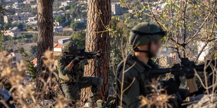 Mueren seis soldados israelíes en enfrentamiento con Hezbolá en el Líbano El ejército israelí informó el miércoles que seis soldados israelíes murieron en un combate contra fuerzas de Hezbolá, mientras las tropas israelíes seguían avanzando más profundamente en el sur del Líbano en medio de un aumento de la violencia. A pesar de esto, los funcionarios expresaron un cauteloso optimismo sobre las negociaciones de un posible alto el fuego. El choque ocurrió cuando las fuerzas cruzaban hacia una segunda línea de aldeas más allá de la frontera, y las Fuerzas de Defensa de Israel (FDI) confirmaron que la operación terrestre en el sur del Líbano se había expandido. Esta jornada fue una de las más letales desde que la operación contra Hezbolá comenzó a finales de septiembre. Las víctimas fueron identificadas como: el Capitán Itay Marcovich, de 22 años, originario de Kohav Ya'ir; el Sargento de Estado Mayor Sraya Elboim, de 21 años, de Mehola; el Sargento de Estado Mayor Dror Hen, de 20 años, de Gan Haim; el Sargento Nir Gofer, de 20 años, de Dimona; el Sargento Shalev Itzhak Sagron, de 21 años, de Sderot; y el Sargento Yoav Daniel, de 19 años, de Nahariya. Todos ellos pertenecían al 51º Batallón de la Brigada Golani, según informó el ejército. De acuerdo con una investigación preliminar realizada por las FDI, los soldados murieron en un intercambio de disparos con al menos cuatro terroristas de Hezbolá que se encontraban dentro de un edificio en una aldea del sur del Líbano. En el incidente, otro soldado resultó gravemente herido. Israel intensifica ataques tras la muerte de seis soldados en combate Los cuatro miembros de Hezbolá que participaron en el tiroteo fueron abatidos posteriormente, según informó la emisora pública Kan. Este fue el segundo día más mortífero para las FDI desde el 2 de octubre, cuando murieron ocho soldados. Israel ha prometido expulsar a Hezbolá de las áreas cercanas a la frontera y restaurar la seguridad en las comunidades israelíes de la región, después de más de un año de ataques con cohetes y drones lanzados por el grupo terrorista, respaldado por Irán, que provocaron la evacuación de unos 60.000 residentes del norte del país. Además de intensificar las operaciones terrestres, aviones de combate israelíes continuaron atacando posiciones de Hezbolá en los suburbios del sur de Beirut. Antes de los ataques aéreos, las FDI emitieron advertencias de evacuación, una táctica que ha sido empleada con mayor frecuencia en los últimos días. El ejército indicó que los ataques se dirigieron contra depósitos de armas y un centro de mando de Hezbolá. Más tarde, esa misma noche, se ordenaron nuevas evacuaciones para civiles libaneses cercanos a dos edificios en el sur de Beirut, según indicaron las FDI. Las FDI confirman ataques en la frontera entre Líbano y Siria El portavoz en árabe de las FDI, el coronel Avichay Adraee, publicó mapas acompañando el anuncio, donde se pidió a los civiles que se alejaran al menos 500 metros de los lugares señalados. Paralelamente, los medios estatales sirios reportaron que un ataque israelí alcanzó la zona de Al-Qusayr, en la región rural de la provincia de Homs, al sur de Siria. Las FDI confirmaron posteriormente este ataque, señalando que se dirigió contra cruces terrestres entre Líbano y Siria que Hezbolá utilizaba para el tráfico de armas hacia el Líbano. Además, aviones de combate israelíes atacaron diversas rutas en Siria que, según las FDI, eran empleadas por la Unidad 4400 de Hezbolá para trasladar armas desde Irán al Líbano. La agencia estatal siria SANA informó que los ataques causaron “daños significativos” en varios puentes sobre el río Orontes y en carreteras cercanas a la frontera sirio-libanesa en la región de Al-Qusayr. Las FDI afirmaron que estos ataques suponen un importante revés para las capacidades de la Unidad 4400 de Hezbolá, un grupo clave en el suministro de armas desde Irán. Hezbolá intensifica ataques con cohetes y drones contra Israel En los últimos meses, Israel ha intensificado sus ataques contra los intentos de Hezbolá de introducir armamento, incluyendo bombardeos a los cruces fronterizos con Siria y a los propios envíos. Al mismo tiempo, Hezbolá ha continuado lanzando ráfagas de cohetes y drones contra el norte y el centro de Israel. El grupo terrorista afirmó que disparó misiles balísticos contra la sede de las FDI y se adjudicó la responsabilidad de una serie de ataques contra objetivos de alto perfil en Israel. Según un comunicado del grupo, atacaron el complejo en Tel Aviv donde se encuentra tanto el Ministerio de Defensa como el cuartel general del ejército israelí, utilizando misiles Qader-2. Hezbolá también declaró que ese mismo día había atacado el mismo lugar con drones explosivos. Posteriormente, el grupo aseguró haber lanzado una salva de misiles contra otro sitio cerca de Tel Aviv que, según ellos, pertenecía a la Israeli Weapons Industries (IWI), un importante proveedor del ejército israelí. Las FDI, por su parte, informaron que interceptaron dos drones procedentes del Líbano que se dirigían al norte de Israel, sin indicios de que estos alcanzaran el centro de Israel o se acercaran a la sede militar. Mueren seis soldados israelíes en enfrentamiento con Hezbolá en Líbano Seis soldados israelíes murieron este miércoles durante un enfrentamiento con fuerzas de Hezbolá en el sur del Líbano, mientras el ejército israelí avanzaba más hacia territorio libanés en una operación militar en curso. Las autoridades israelíes han expresado un cauto optimismo sobre las negociaciones para un posible alto el fuego, aunque los combates continúan. El ejército israelí confirmó que la operación terrestre en el Líbano ha sido ampliada. Este ha sido uno de los días más mortíferos desde el inicio de la campaña militar israelí contra Hezbolá, que comenzó a fines de septiembre. Las víctimas fueron identificadas como: el Capitán Itay Marcovich, de 22 años; el Sargento Sraya Elboim, de 21 años; el Sargento Dror Hen, de 20 años; el Sargento Nir Gofer, de 20 años; el Sargento Shalev Itzhak Sagron, de 21 años; y el Sargento Yoav Daniel, de 19 años, todos pertenecientes al Batallón 51 de la Brigada Golani. La investigación preliminar realizada por las Fuerzas de Defensa de Israel (FDI) reveló que los soldados murieron durante un intercambio de disparos con combatientes de Hezbolá en una aldea del sur del Líbano. En el incidente, otro soldado resultó gravemente herido. Israel intensifica ataques en respuesta a la muerte de soldados en combate Las fuerzas israelíes confirmaron que abatieron a cuatro combatientes de Hezbolá implicados en el tiroteo. Este enfrentamiento ha sido uno de los más mortales desde el 2 de octubre, cuando murieron ocho soldados israelíes. Israel ha redoblado sus esfuerzos para expulsar a Hezbolá de las áreas cercanas a su frontera, con el objetivo de restaurar la seguridad en las comunidades del norte de Israel. Unos 60.000 residentes de estas zonas fueron evacuados tras los ataques con cohetes y drones lanzados por el grupo terrorista. Además de las operaciones terrestres, la Fuerza Aérea de Israel ha llevado a cabo bombardeos en el sur de Beirut, dirigidos contra instalaciones clave de Hezbolá, incluidos depósitos de armas y centros de mando. Las FDI emitieron advertencias previas a los civiles para que evacuaran las zonas antes de los ataques. Israel confirma ataques en frontera entre Líbano y Siria El portavoz en árabe de las FDI, el coronel Avichay Adraee, compartió mapas y anunció la evacuación de civiles libaneses en áreas cercanas a los ataques, pidiendo que se mantuvieran alejados al menos 500 metros. Medios sirios informaron de un ataque en la región de Al-Qusayr, al sur de Siria, cerca de la frontera con Líbano. Las FDI confirmaron que este ataque se dirigió contra rutas utilizadas por Hezbolá para traficar armas desde Irán hacia Líbano. Otros bombardeos en Siria han afectado infraestructuras clave que el grupo terrorista utilizaba para transportar armamento. Este ataque representa un golpe significativo a la capacidad de la Unidad 4400 de Hezbolá, una división clave del grupo en la transferencia de armas iraníes hacia el Líbano, según el ejército israelí. Hezbolá intensifica ataques con cohetes y drones contra Israel En respuesta, Hezbolá ha intensificado sus ataques con cohetes y drones contra el norte y el centro de Israel. El grupo afirmó haber disparado misiles balísticos contra instalaciones del ejército israelí en Tel Aviv, incluyendo el Ministerio de Defensa y el cuartel general de las FDI, usando misiles Qader-2. Además, Hezbolá aseguró haber lanzado una salva de misiles contra una instalación cercana a Tel Aviv, presuntamente perteneciente a Israeli Weapons Industries (IWI). Las FDI confirmaron que interceptaron dos drones procedentes de Líbano antes de que alcanzaran el norte de Israel.