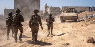 Las tropas de las FDI operan en Jabalia, en el norte de Gaza, en una foto publicada el 5 de noviembre de 2024. (Fuerzas de Defensa de Israel)