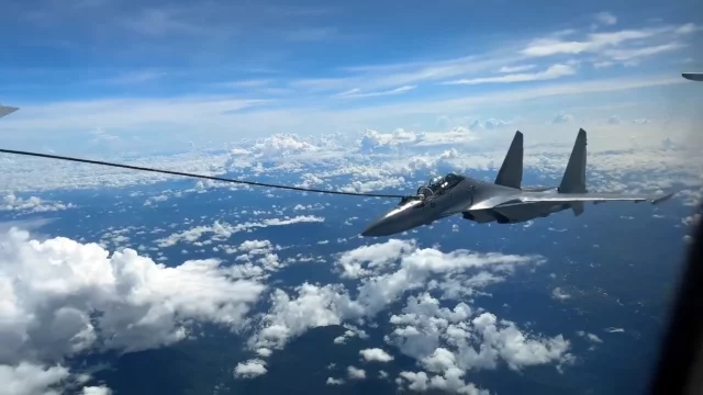 Histórico: KC-135 de EE. UU. reabastece a cazas Sukhoi Su-30 
