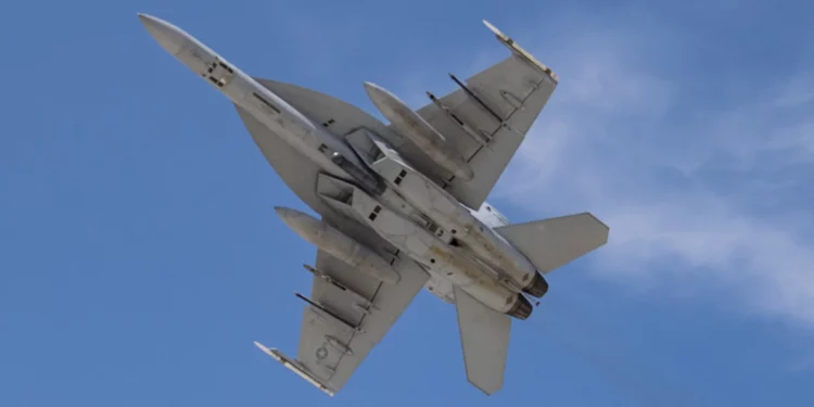 Super Hornet con la cápsula LITENING. (Crédito de la imagen: Northrop Grumman)
