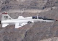 T-38 Talon blanco fotografiado en el Valle de la Muerte