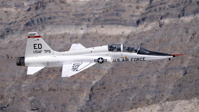 T-38 Talon blanco fotografiado en el Valle de la Muerte