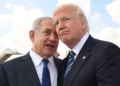 El entonces presidente de Estados Unidos, Donald Trump (derecha), con el primer ministro, Benjamin Netanyahu, antes de la partida de Trump a Roma en el Aeropuerto Internacional Ben Gurion de Tel Aviv, el 23 de mayo de 2017. (Kobi Gideon/GPO vía Flash90)