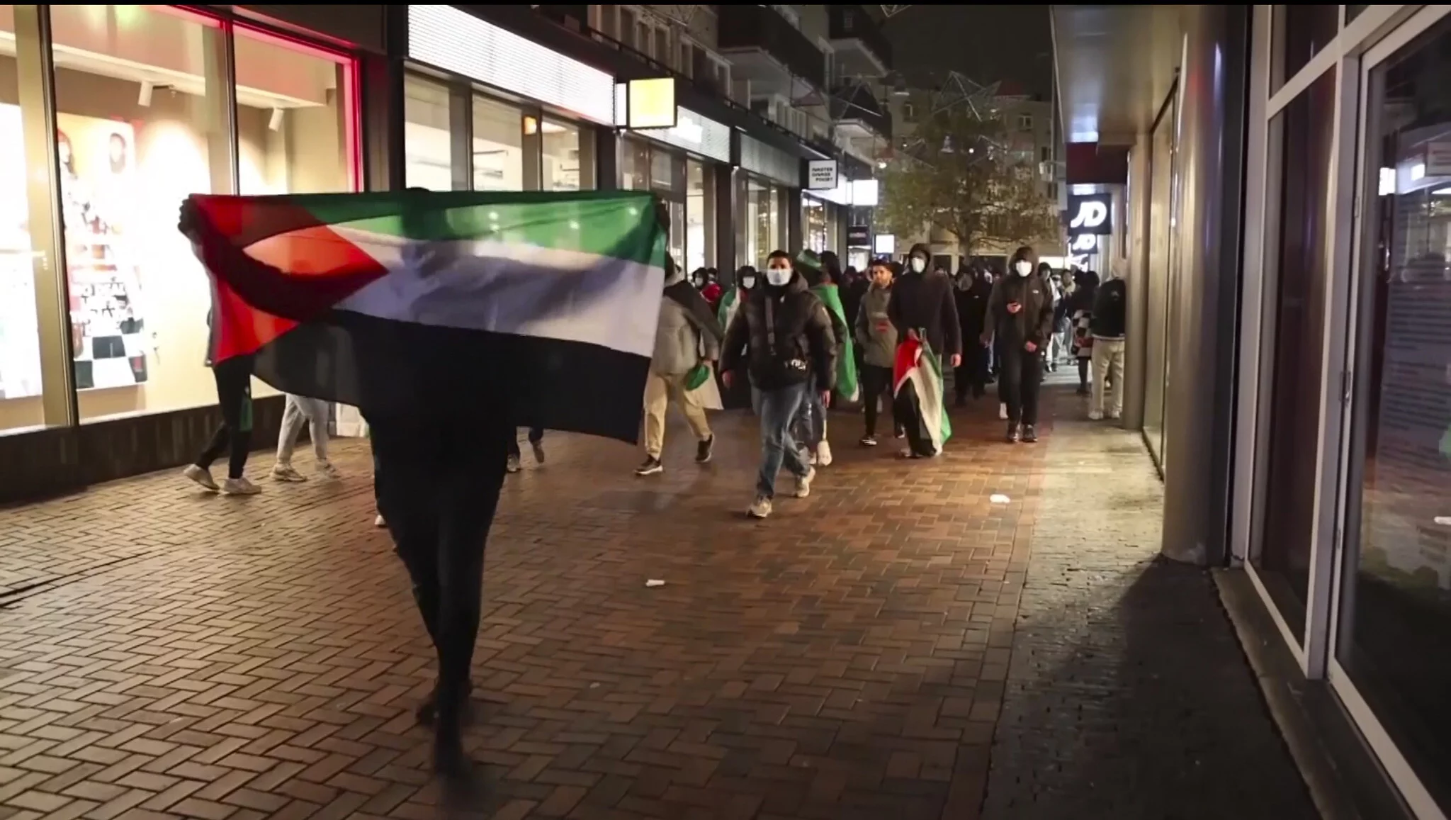 En esta imagen tomada de un video, simpatizantes pro palestinos marchan con banderas palestinas cerca del estadio del Ajax en Ámsterdam, Países Bajos, el jueves 7 de noviembre de 2024. Los fanáticos del Maccabi Tel Aviv fueron blanco de alborotadores antiisraelíes en un ataque aparentemente planificado después de un partido de fútbol en el estadio del Ajax. (Foto AP InterVision)