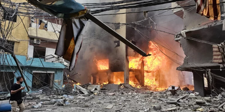 Un hombre camina sobre los escombros mientras se desata un incendio en el interior de un edificio alcanzado por un ataque aéreo israelí que tuvo como objetivo el barrio de Haret Hreik, en los suburbios del sur de Beirut, el 21 de noviembre de 2024, en medio de la guerra en curso entre Israel y Hezbolá. (Foto de AFP)