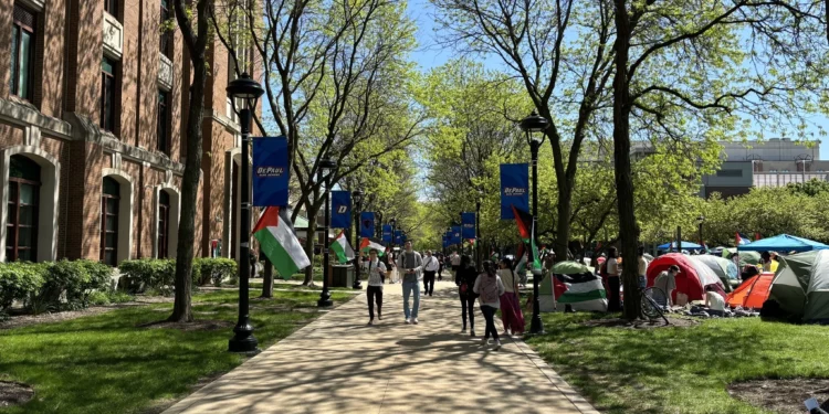 Dos estudiantes pro-Israel fueron atacados por enmascarados en la Universidad DePaul