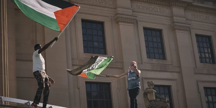 Acusan a tres personas por vandalismo contra Israel en casas de funcionarios del Museo de Brooklyn