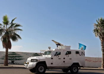 Un vehículo blindado de la FPNUL avanza por Beirut como parte de un convoy de mantenimiento de la paz de la ONU que se dirige al sur del Líbano, el 12 de noviembre de 2024. (PATRICK BAZ / AFP)