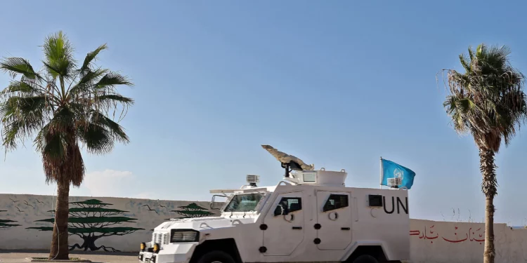 Un vehículo blindado de la FPNUL avanza por Beirut como parte de un convoy de mantenimiento de la paz de la ONU que se dirige al sur del Líbano, el 12 de noviembre de 2024. (PATRICK BAZ / AFP)