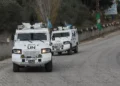 Los vehículos de la Fuerza Provisional de las Naciones Unidas en el Líbano (FPNUL) patrullan una carretera en la región de Marjayoun, en el sur del Líbano, cerca de la frontera con Israel, el 29 de noviembre de 2024. (AFP)