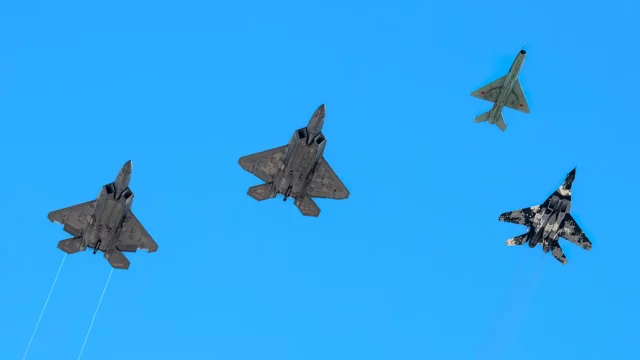 Un MiG-29, un MiG-21 y dos F-22 realizan un vuelo conmemorativo