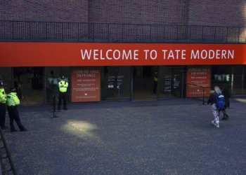 Agentes de policía patrullan la entrada de la galería Tate Modern, en Londres, el 15 de octubre de 2022. (Foto AP/Alberto Pezzali, Archivo)