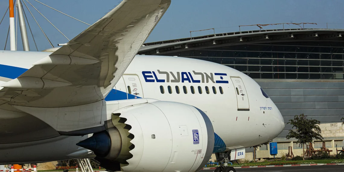 Archivo: Un avión de El Al en la pista del Aeropuerto Internacional Ben Gurion de Israel, el 4 de octubre de 2022. (Moshe Shai/Flash90)