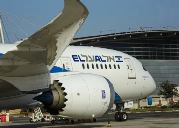 Archivo: Un avión de El Al en la pista del Aeropuerto Internacional Ben Gurion de Israel, el 4 de octubre de 2022. (Moshe Shai/Flash90)