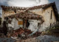 Vista de una casa alcanzada por misiles disparados por Hezbolá desde el Líbano hacia Metula, en la frontera israelí con el Líbano, el 20 de noviembre de 2024. (David Cohen/Flash90)