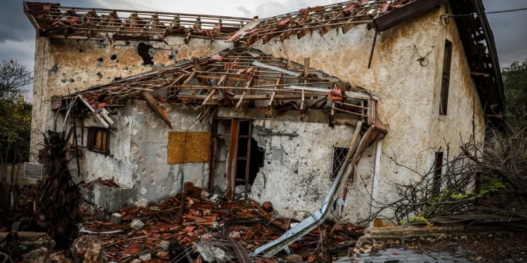 Vista de una casa alcanzada por misiles disparados por Hezbolá desde el Líbano hacia Metula, en la frontera israelí con el Líbano, el 20 de noviembre de 2024. (David Cohen/Flash90)