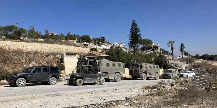 Un convoy israelí en Kafr Kila, en el sur del Líbano, el 28 de octubre de 2024. (Diana Bletter/Times of Israel)