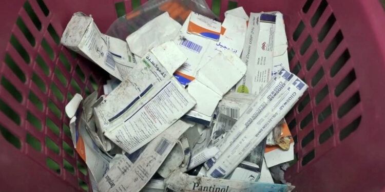 Captura de pantalla que muestra paquetes de medicamentos del video de las FDI filmado dentro de un túnel debajo de Jan Yunis donde se encontraban 12 rehenes. El video fue publicado el 7 de febrero de 2024. (Cortesía de las FDI)