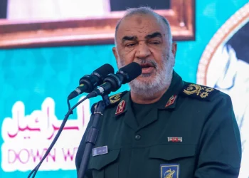 El jefe del Cuerpo de la Guardia Revolucionaria Islámica de Irán, Hossein Salami, habla durante una manifestación frente a la antigua embajada de Estados Unidos en Teherán, el 3 de noviembre de 2024. (ATTA KENARE / AFP)