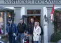 El presidente Joe Biden, de izquierda a derecha, su hijo Hunter Biden, su nuera Melissa Cohen Biden, de derecha a derecha, y su nieto Beau Biden, segundo de derecha a izquierda, salen de una librería mientras caminan por el centro de Nantucket, Massachusetts, el viernes 29 de noviembre de 2024. (Foto AP/José Luis Magana)