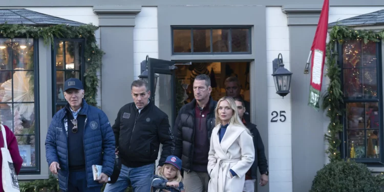 El presidente Joe Biden, de izquierda a derecha, su hijo Hunter Biden, su nuera Melissa Cohen Biden, de derecha a derecha, y su nieto Beau Biden, segundo de derecha a izquierda, salen de una librería mientras caminan por el centro de Nantucket, Massachusetts, el viernes 29 de noviembre de 2024. (Foto AP/José Luis Magana)