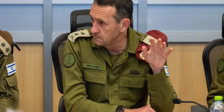 El jefe del Estado Mayor de las Fuerzas de Defensa de Israel, teniente general Herzi Halevi, realiza una evaluación en la sala de mando subterránea del ejército en el cuartel general de las Fuerzas de Defensa de Israel en Tel Aviv, el 23 de septiembre de 2024. (Fuerzas de Defensa de Israel)