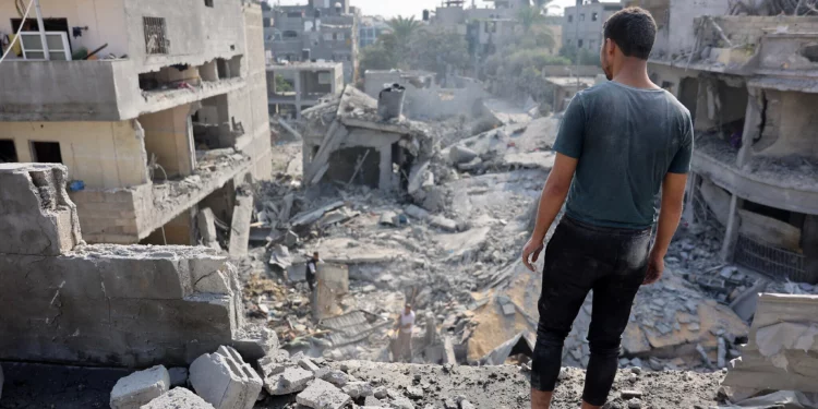 Un hombre palestino observa los escombros de la casa de la familia Alloush, destruida en un ataque israelí en Jabalia, en el norte de la Franja de Gaza, el 10 de noviembre de 2024. (Omar AL-QATTAA / AFP)