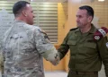 El jefe del CENTCOM de EE. UU., general Michael Kurilla (izquierda), se reúne con el jefe del Estado Mayor de las FDI, teniente general Herzi Halevi, en una imagen publicada el 3 de noviembre de 2024. (Fuerzas de Defensa de Israel)