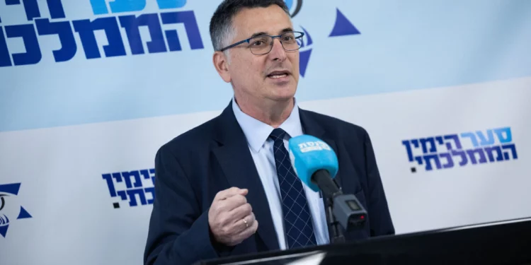 El ministro de Asuntos Exteriores, Gideon Sa'ar, dirige una reunión de facciones de la Knéset en Jerusalén el 25 de noviembre de 2024. (Yonatan Sindel/Flash90)