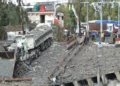 Una imagen tomada desde el Líbano muestra a funcionarios sirios inspeccionando los daños en el lado sirio del cruce fronterizo de Dabussiyeh después de un ataque aéreo israelí el 27 de noviembre de 2024. (Fathi AL-MASRI / AFP)