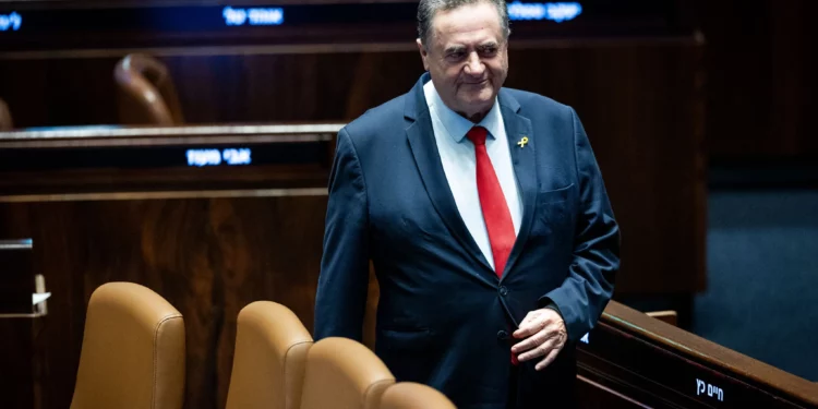 Israel Katz durante una sesión plenaria de la Knéset sobre su nombramiento como ministro de Defensa, en Jerusalén, el 8 de noviembre de 2024. (Yonatan Sindel/Flash90)