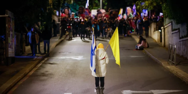 Manifestantes protestan en Jerusalén para pedir la liberación de los rehenes retenidos en la Franja de Gaza, el 27 de noviembre de 2024 (Chaim Goldberg/Flash90)