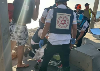 Los médicos atienden a un hombre de Nahariya herido por el lanzamiento de cohetes de Hezbolá el 23 de octubre de 2024. (Magen David Adom)